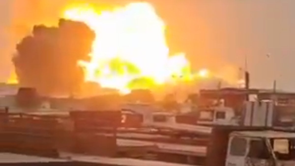 İsrail’in vurduğu Hudeyde Limanı’nındaki patlamanın yeni görüntüleri