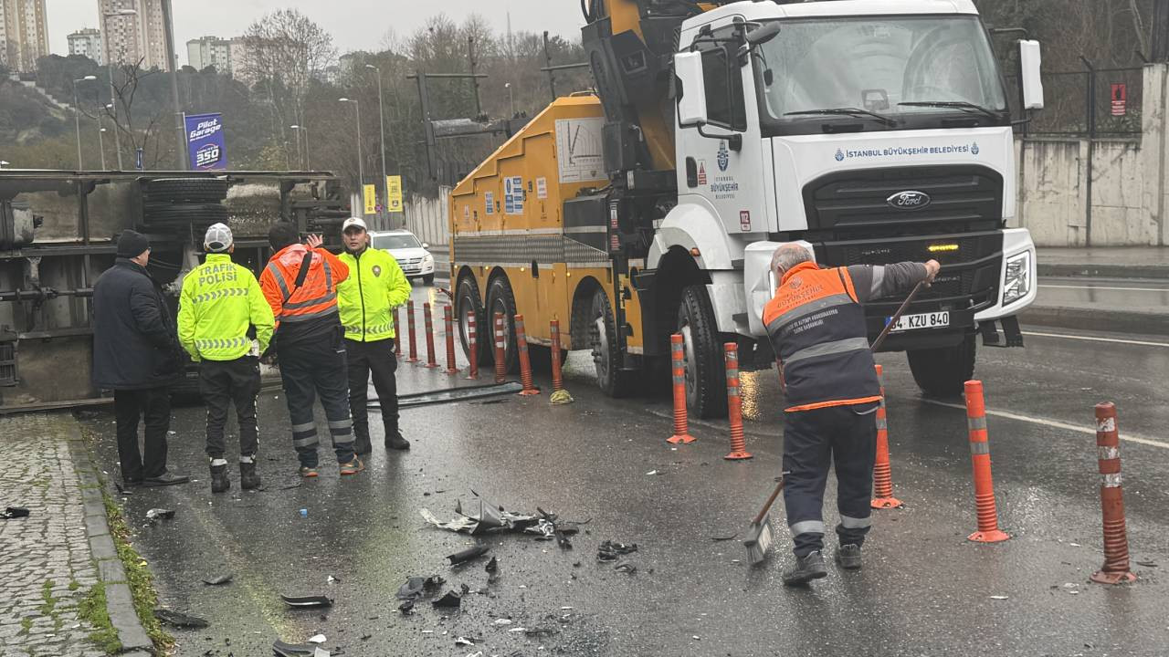 Sarıyer’de kamyonla otomobil çarpıştı: 3 yaralı