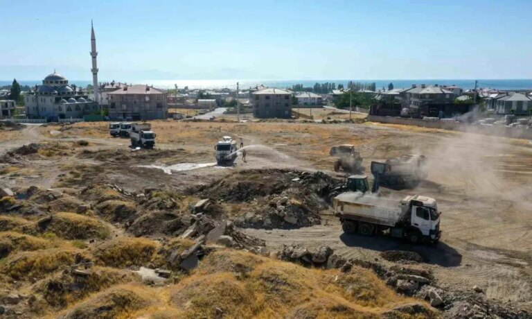 van buyuksehir belediyesinden hafriyat temizleme calismasi 9GqdP1l7