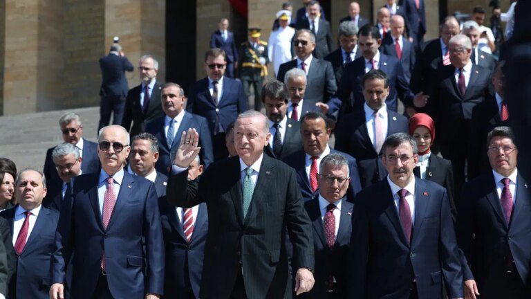 30 agustosta da ayni rezalet anitkabirde yine recep tayyip erdogan sloganlari yukseldi C9SOshQk