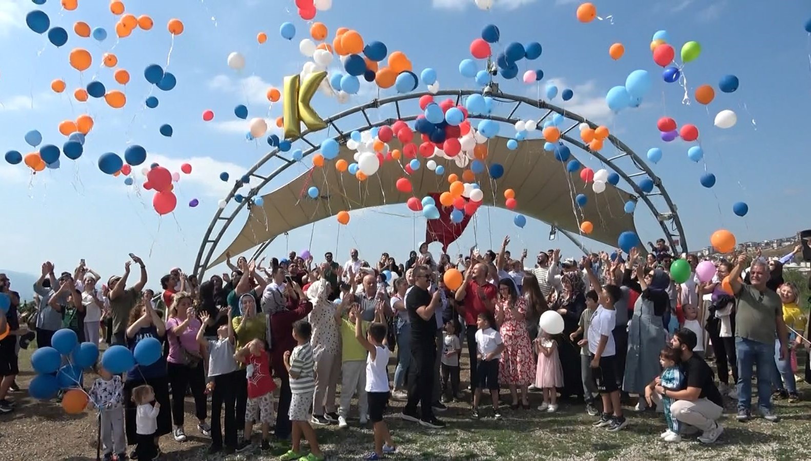 kanseri yenen kagan icin gokyuzune balonlar birakildi gWCmZJax