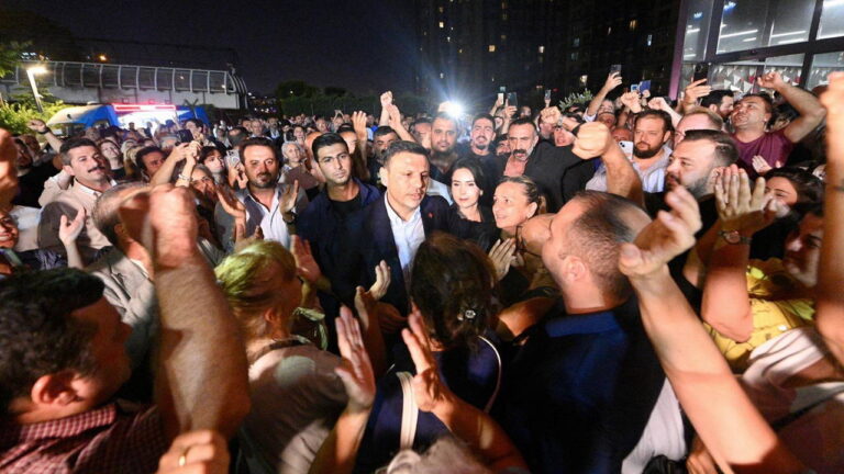 ozgur celik chp istanbul il baskanliginda butun gece buradayiz NaD1HQLH