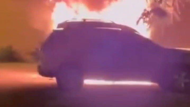 park halindeki arac alev alev yandi l3DUdwk2