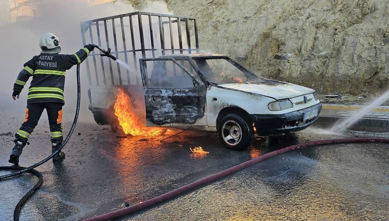 park halindeki kamyonette yangin ZvdbAxIq