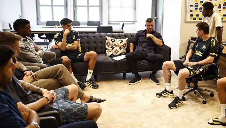 saadettin saranin futbolcularla bulusmasinda dikkat ceken kare SnyubwyQ