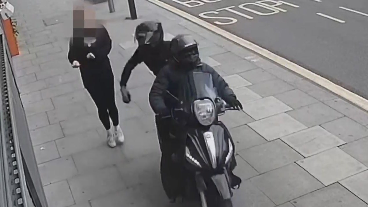 bir iphoneun takibiyle ingiltereden cine telefon kaciran cete cokertildi 7eYDsmXe