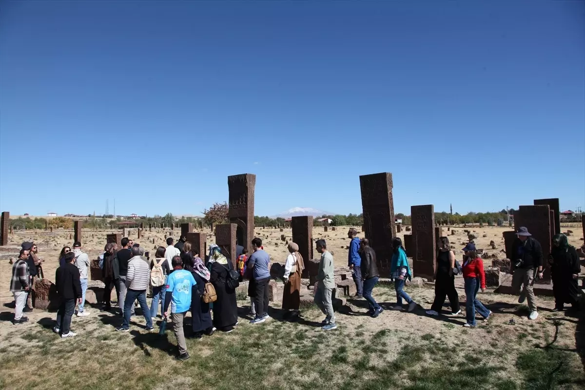 dogaseverler ahlattaki tarihi ve turistik alanlari gezdi N9Wwm9Fn