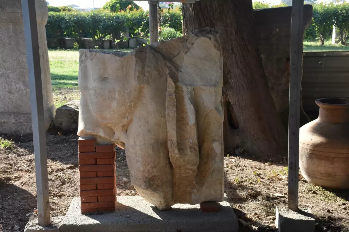 izmir smyrna antik kentinde 1800 yillik heykel bulundu 85m4N85q.jpg