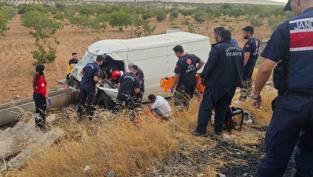 kamyonet sarampole uctu aracta sikisan kisiler agir yaralandi e7uFJelY