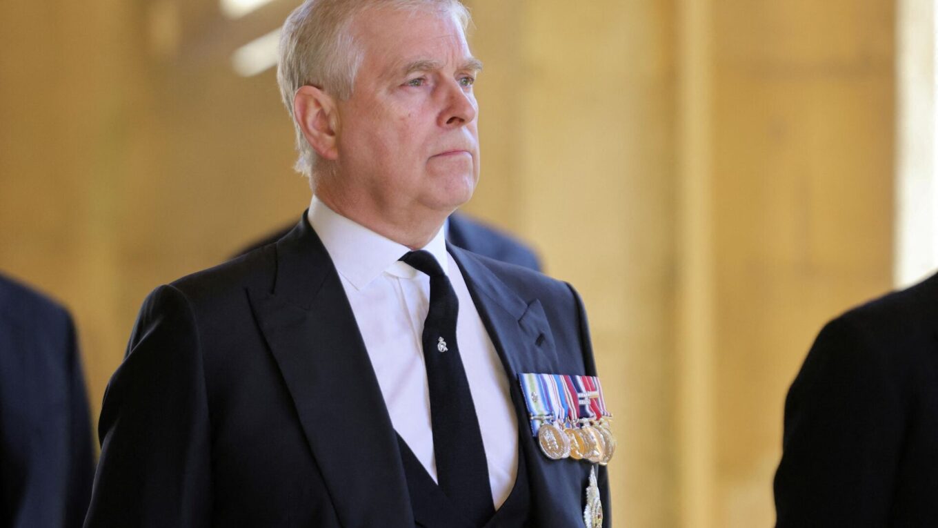 prens andrewun armasini tasiyan sancak windsor kalesindeki sapelden kaldirildi Y57rVQn7.jpg