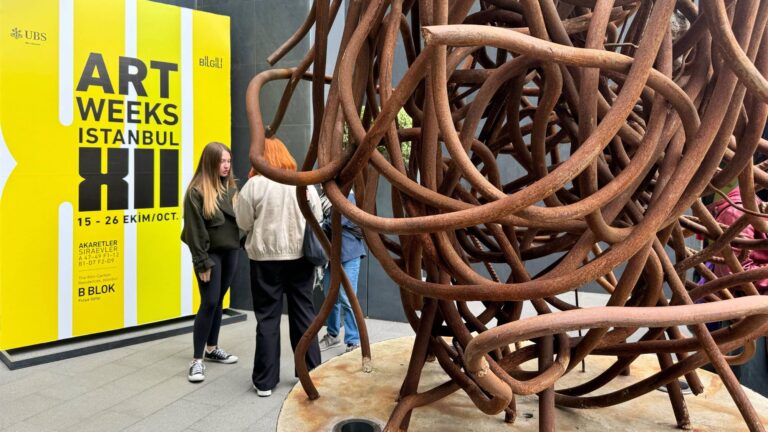 sanatci ercanturk galataportu yaparken hafriyattan cikardigimiz iki yuz senelik demirleri esere donusturdum U4EYK9BT.jpg