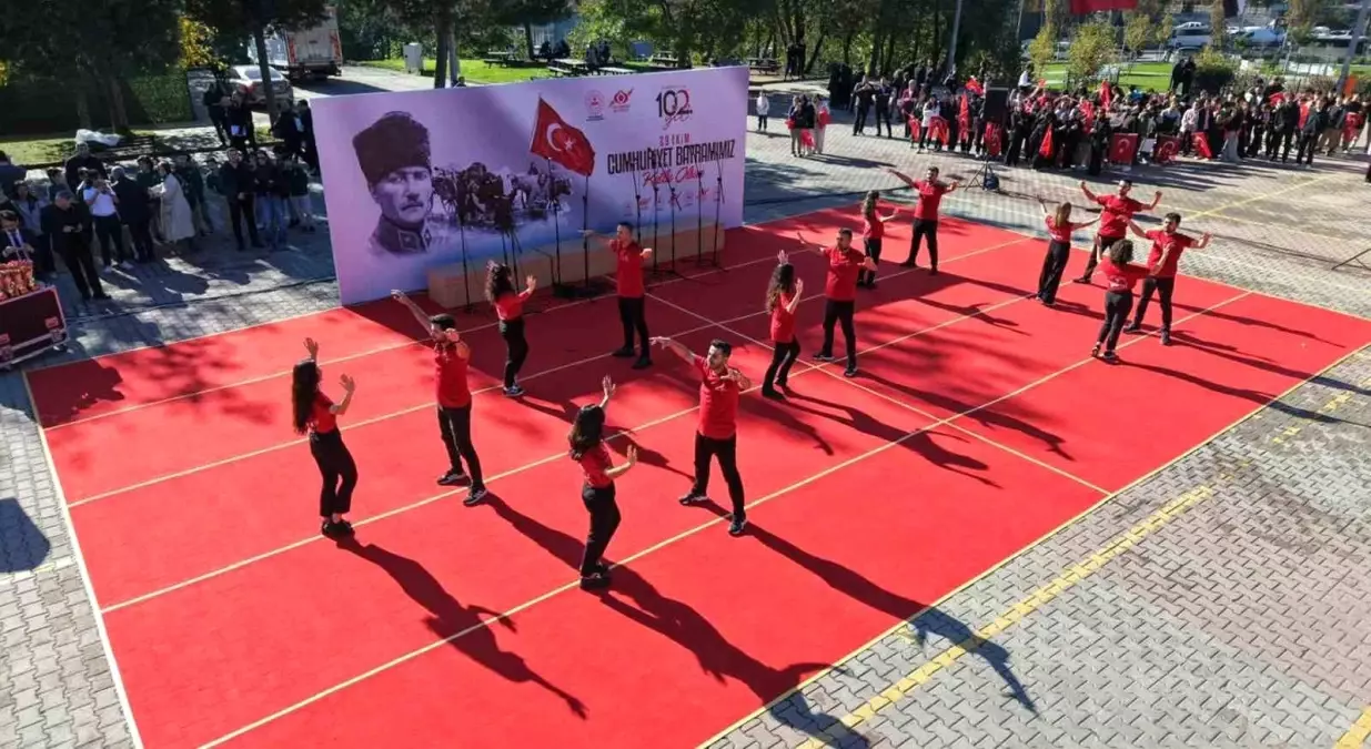 sultangazi belediyesi cumhuriyetin 102 yilinda coskulu kutlama duzenledi gfrSnFG1.jpg