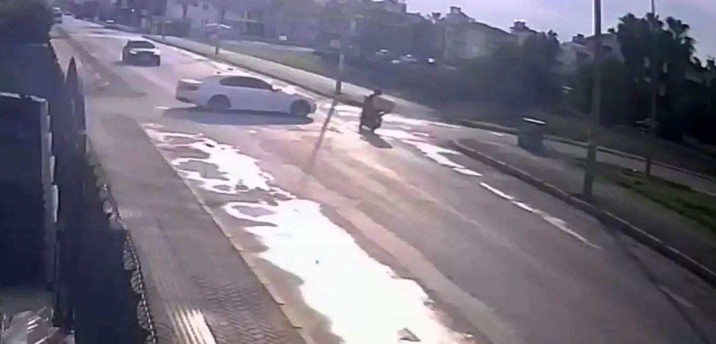 antalyada motosikletli kurye kaza gecirdi agir yarali gzWQ3MNV.jpg