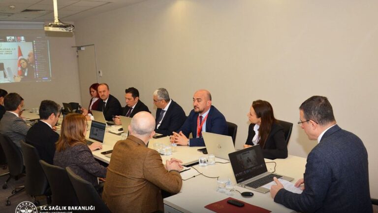 kamu-hastanelerinde-tek-tip-kiyafet-uygulamasi-istisare-toplantisinda-detaylar-paylasildi-LO9ChTdj.jpg