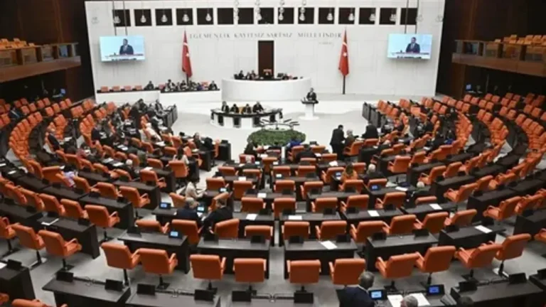 chp-yilda-2-kez-memurlara-ikramiye-odenmesi-icin-teklif-verdi-lxZKcjxP.webp