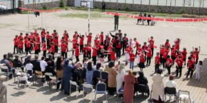 7-ogrencili-okul-doldu-tasti-77-kisinin-katilimi-ile-23-nisan-coskuyla-kutlandi-WkGFCvhZ