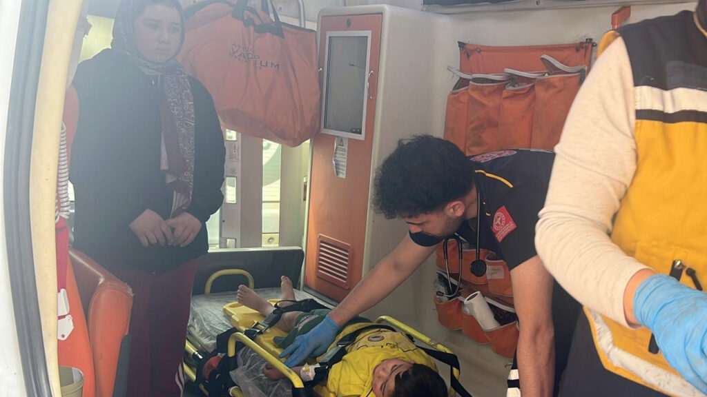 Balkondan Düşen Kardeşler Hastaneye Kaldırıldı