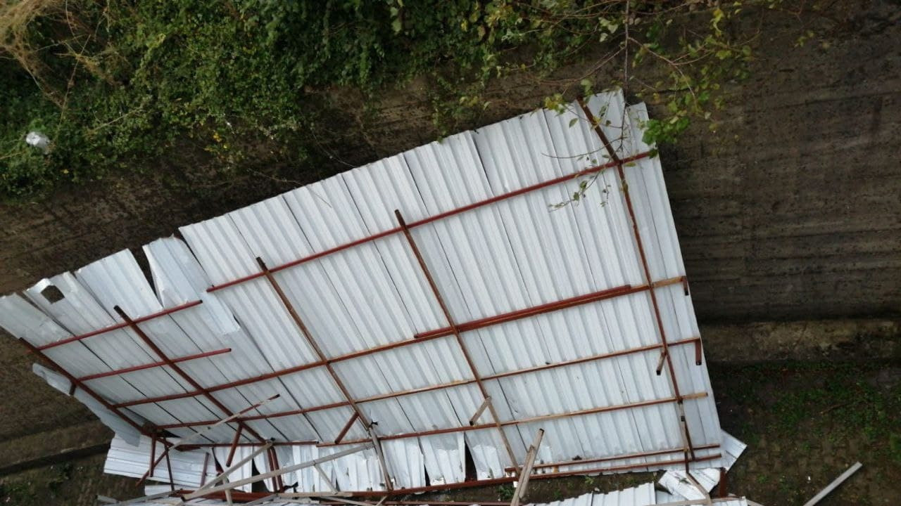siddetli-firtina-catiyi-ucurdu-f9SIwBqI